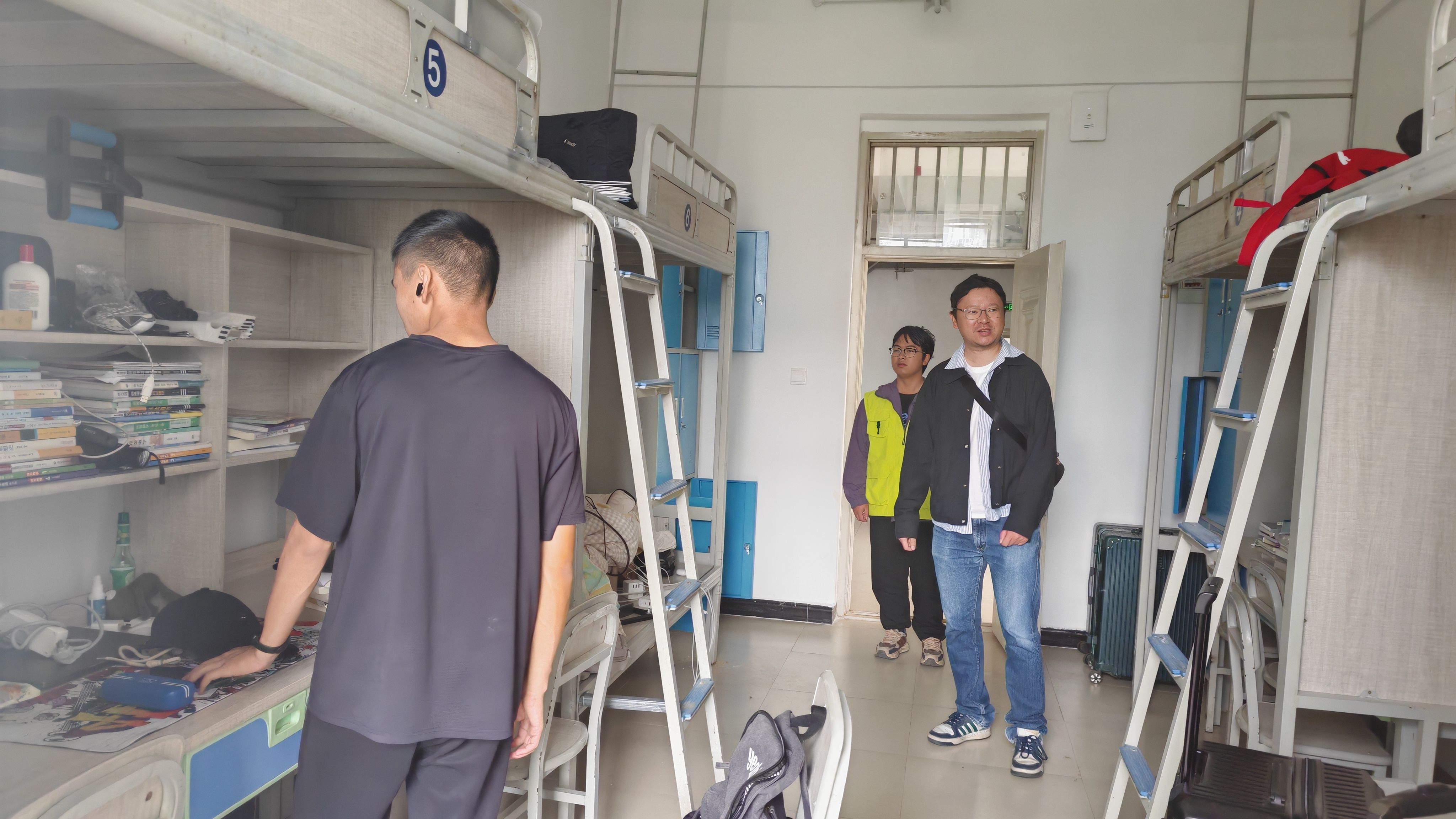 学院老师走访学生宿舍